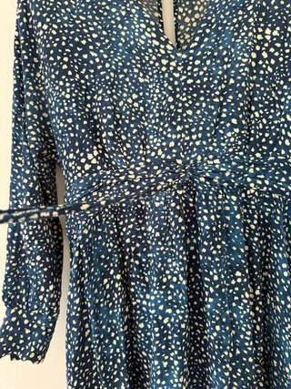 Vestido azul con estampado de puntos blanco