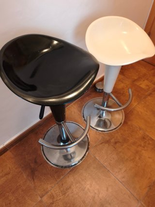 2 TABURETES REGULABLES CON PISTÓN Y BASE x 35€