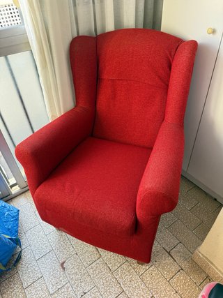 Sillón rojo de tela