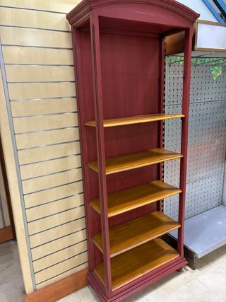 Estantería de madera roja y marrón