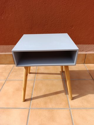 Mesa de noche o auxiliar estilo nórdico gris