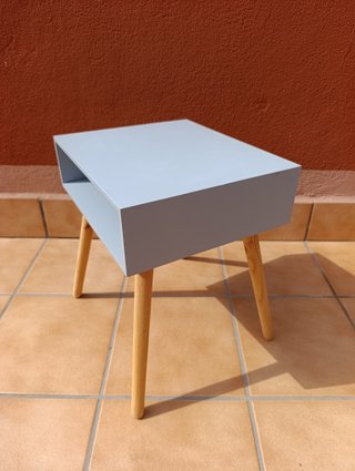 Mesa de noche o auxiliar estilo nórdico gris