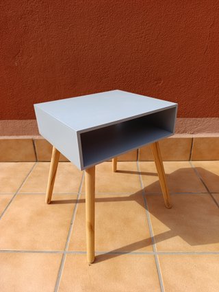 Mesa de noche o auxiliar estilo nórdico gris