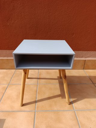 Mesa de noche o auxiliar estilo nórdico gris