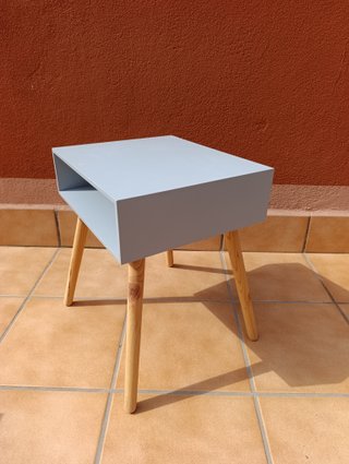Mesa de noche o auxiliar estilo nórdico gris