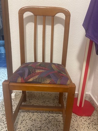 Silla de madera con asiento estampado