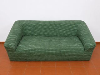 Sofá de tela verde