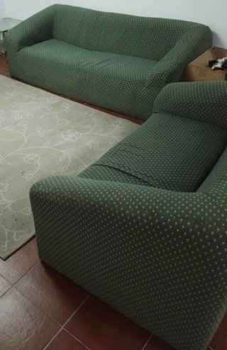 Sofá de tela verde