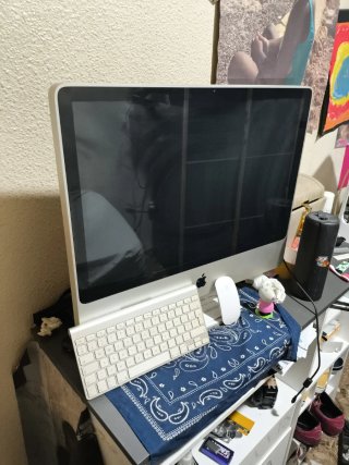 Mac de Apple con teclado y ratón inalámbrico
