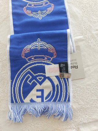 Bufanda Real Madrid sin estrenar.