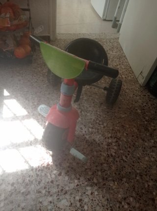 Triciclo infantil rojo y verde