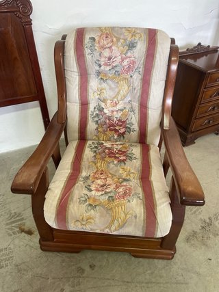 Butaca de madera con tapizado floral
