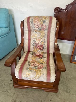 Butaca de madera con tapizado floral