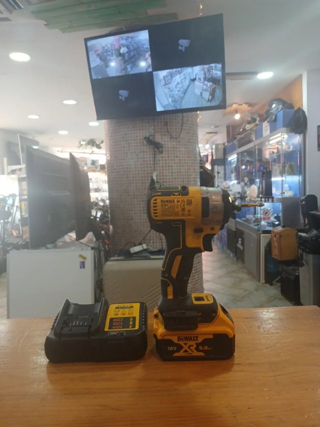 Atornillador de Impacto Dewalt + Batería