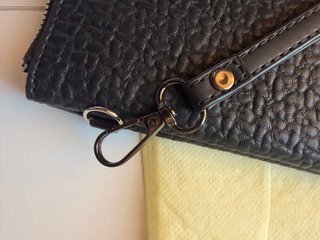 Pochette nera con testa di leone