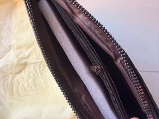 Pochette nera con testa di leone