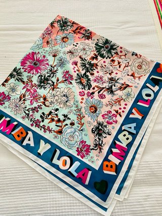 Pañuelo Bimba y Lola floral sin usar