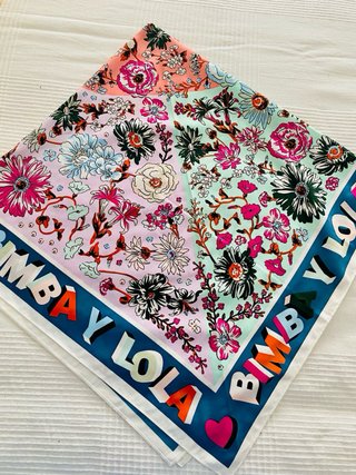 Pañuelo Bimba y Lola floral sin usar