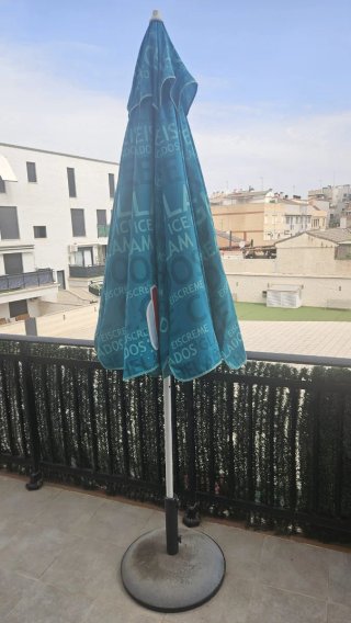 Sombrilla grande Kalise con pie