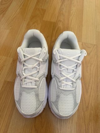 Zapatillas Nike grises y blancas