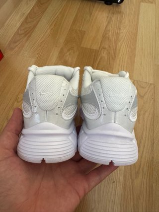 Zapatillas Nike grises y blancas