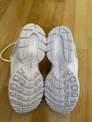 Zapatillas Nike grises y blancas