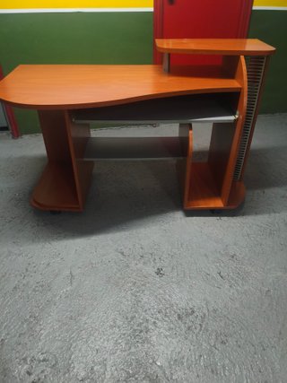 Escritorio madera y metal buen estado