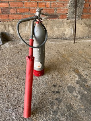 Extintor antiguo para decoración