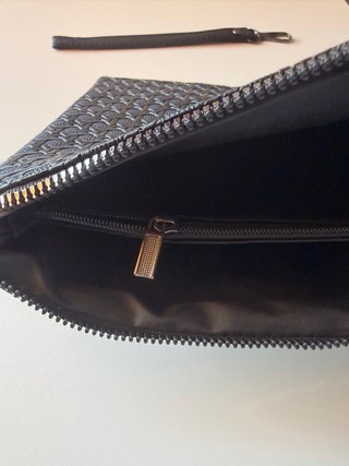 Pochette uomo nera con medaglione