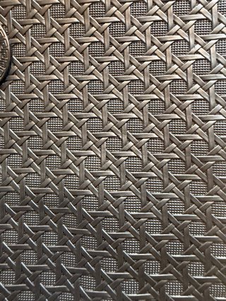 Pochette uomo nera con medaglione