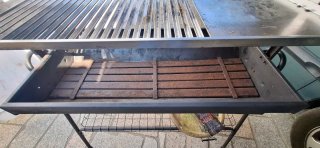 Barbacoa de metal y piedra