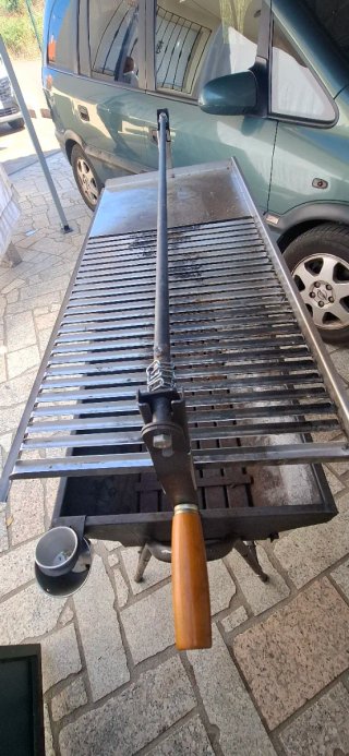Barbacoa de metal y piedra