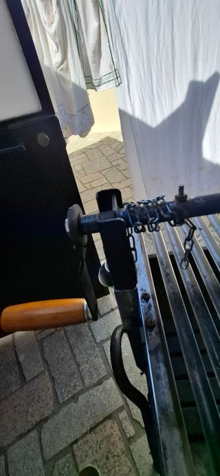 Barbacoa de metal y piedra