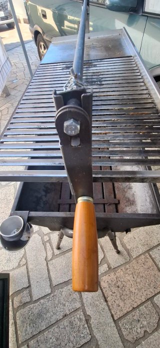 Barbacoa de metal y piedra
