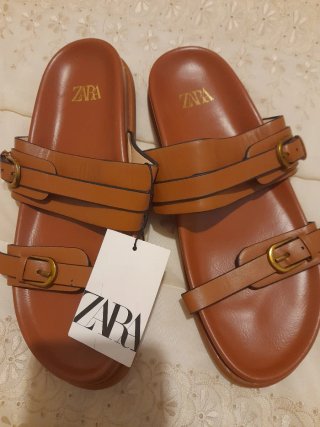 Sandalias Zara Marrones con Hebillas Doradas