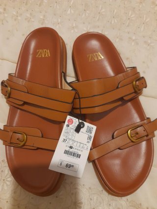 Sandalias Zara Marrones con Hebillas Doradas