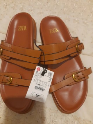 Sandalias Zara Marrones con Hebillas Doradas