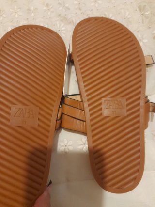 Sandalias Zara Marrones con Hebillas Doradas
