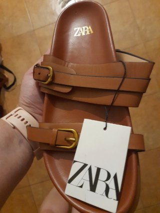 Sandalias Zara Marrones con Hebillas Doradas