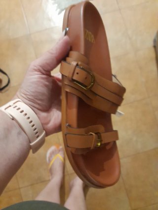 Sandalias Zara Marrones con Hebillas Doradas