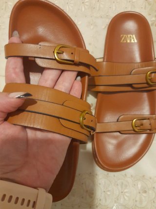Sandalias Zara Marrones con Hebillas Doradas
