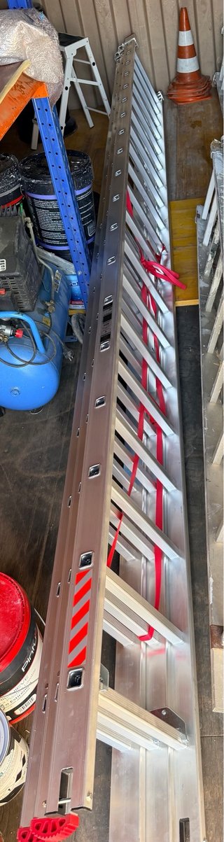 Escalera extensible de tres tramos 19 peldaños
