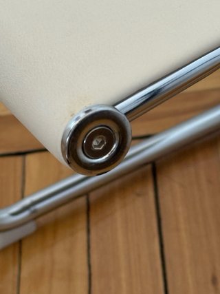 Silla de oficina blanca  y plateada