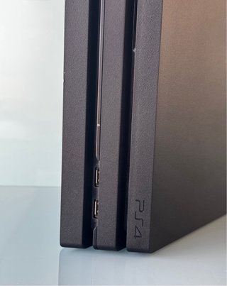Consola PS4 Pro 1Tb + Mando y Cables