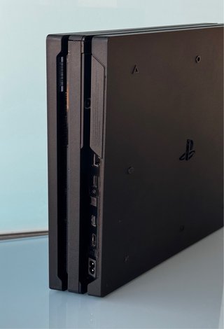 Consola PS4 Pro 1Tb + Mando y Cables