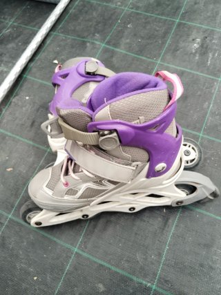 Patines en línea morados y grises