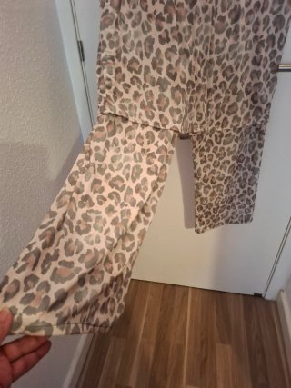 Conjunto blusa y pantalón estampado leopardo