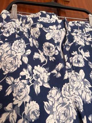 Pantalón estampado floral azul y blanco