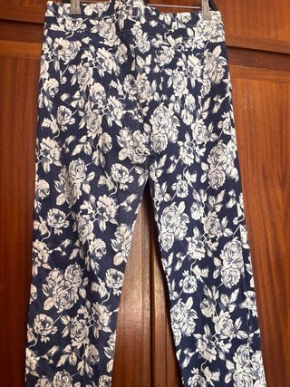 Pantalón estampado floral azul y blanco