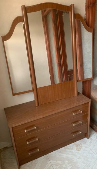 Aparador de madera con espejo